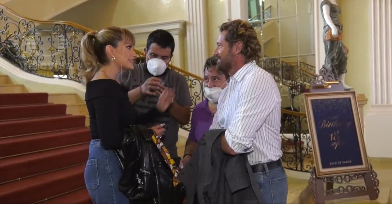 En las imágenes se aprecia a Martha Julia hablando, mientras que Gabriel la escuchaba muy atento.
<br>