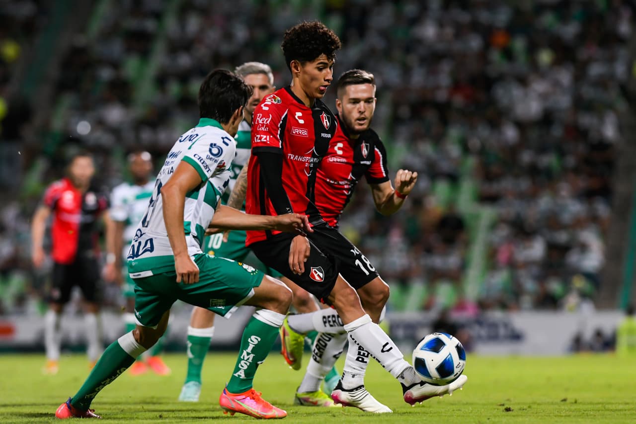 Julián Quiñones adelantó al conjunto visitante al minuto 25, pero Santos no se quedó de brazos cruzados y al minuto 69 Félix Torres se encargó de firmar el empate 1-1.