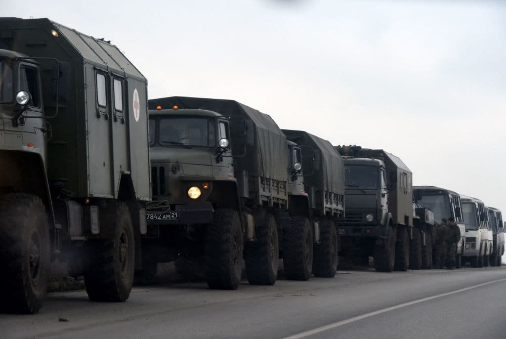 Camiones militares rusos movilizándose por la región de Rostov, en la frontera con la región separatista de Donetsk, este 23 de febrero.
