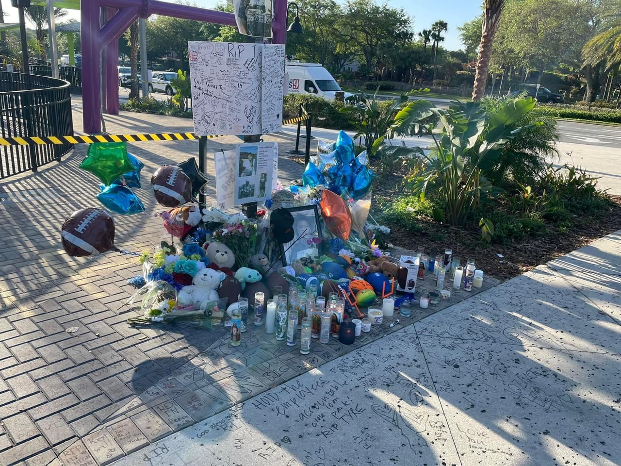 Llevaron flores, osos de peluches, globos, balones de futbol y tarjetas para recordar al menor.