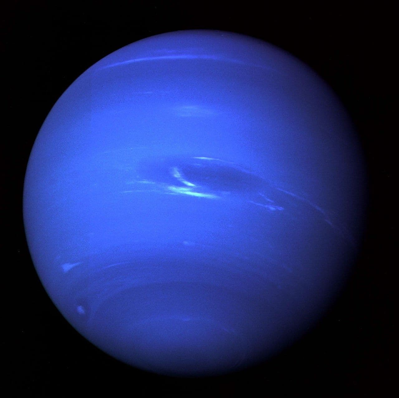 El 25 de agosto de 1989, la sonda Voyager 2 de la NASA realizó un sobrevuelo a Neptuno. La misión mostró el color azul del planeta, la Gran Mancha Oscura, seis nuevas lunas, cuatro anillos y géiseres activos en la luna Tritón. Ninguna nave ha regresado