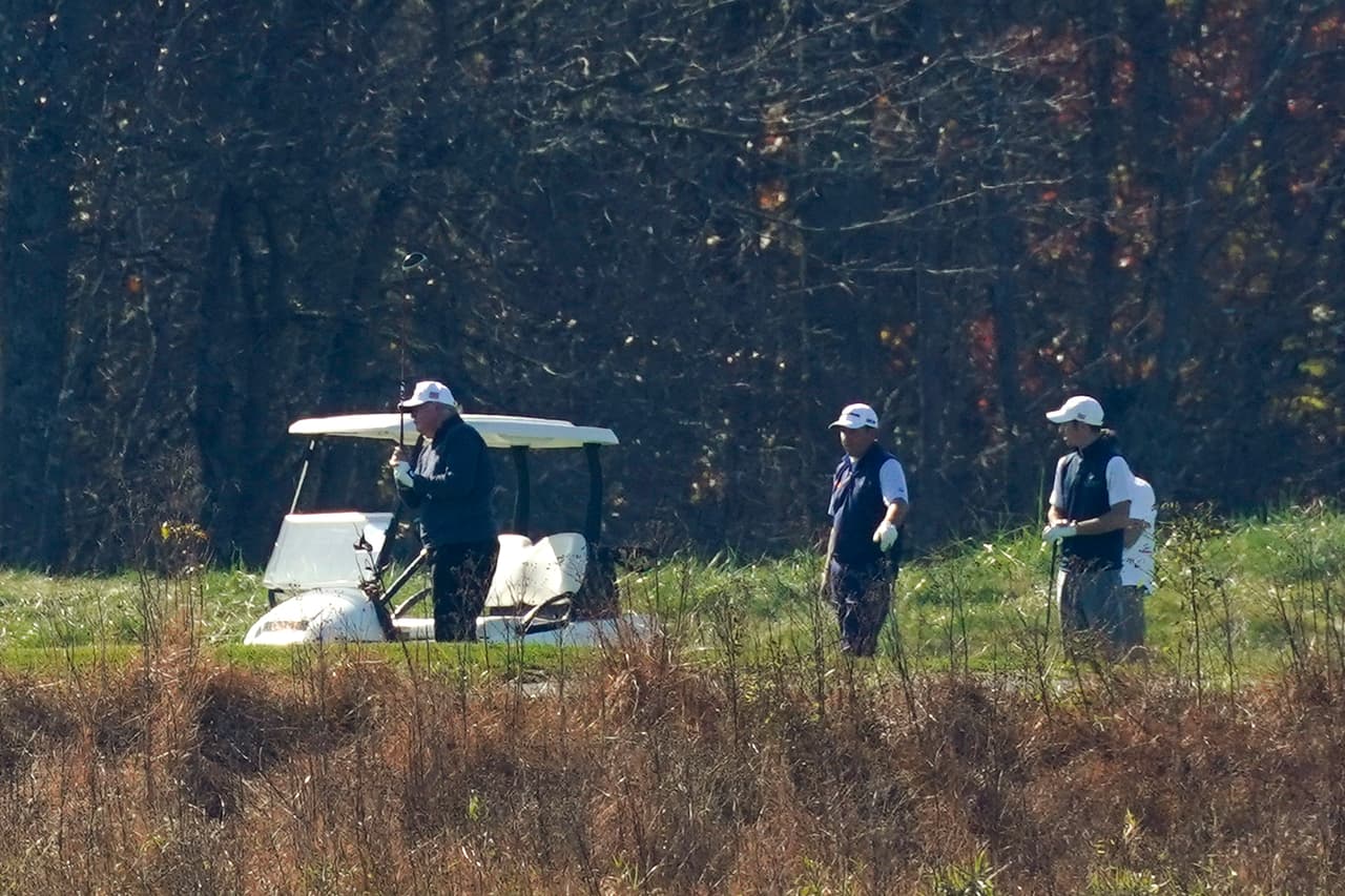 El presidente Donald Trump jugando golf en el Trump National Golf Course de Sterling, Virginia, el sábado 7 de noviembre de 2020.