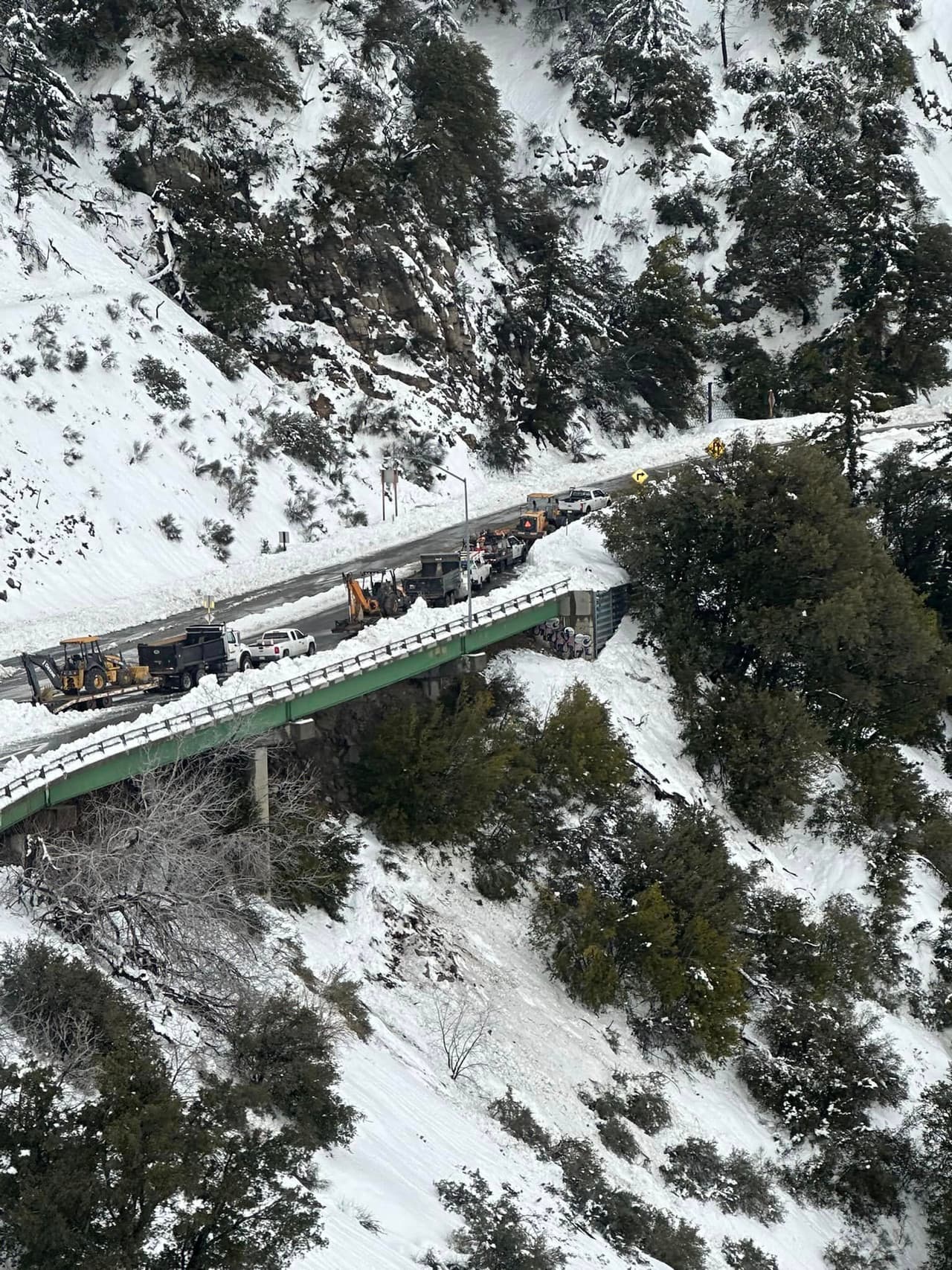 Las autoridades de San Bernardino, recuerdan que las vías de entrada y salida a las montañas están cerradas y solo se permitirá el paso a residentes y equipos de mantenimiento y emergencias.