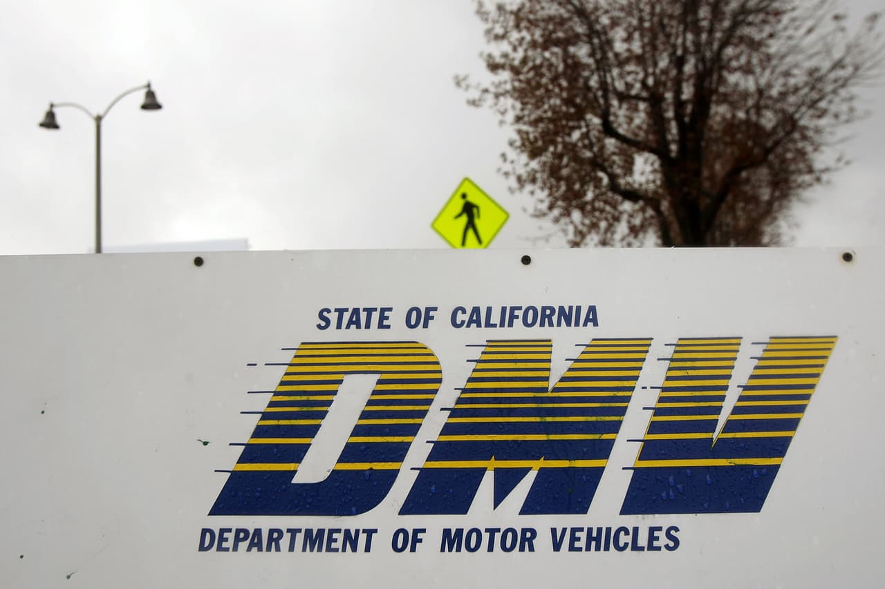 La mañana de este martes se pudieron ver largas filas afuera de varias oficinas de DMV en todo el estado de California debido a un fallo en el sistema.
<br>