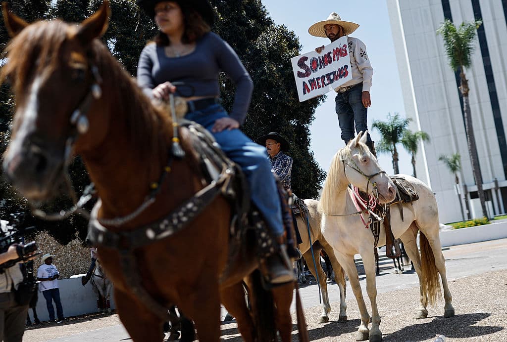 La alcaldesa de Los Ángeles,
<b>Karen Bass, al igual que el gobernador de California, Gavin Newsom,</b> aseguraron al presidente Donald Trump, que
<b><a href="https://www.univision.com/local/los-angeles-kmex/trump-felicita-a-la-guardia-nacional-por-actuar-en-los-angeles-donde-nunca-estuvo-afirma-la-alcaldesa-karen-bass" target="_blank">no necesitaban apoyo para controlar las manifestaciones</a></b> contra el
<b>operativo sorpresa</b> de ICE.
<br>
<br>Trump entendió lo contrario y ordenó el despliegue de
<b>4,000 soldados de la Guardia Nacional</b> y 700 infantes de Marina a la ciudad, con el fin primordial de proteger edificios federales.