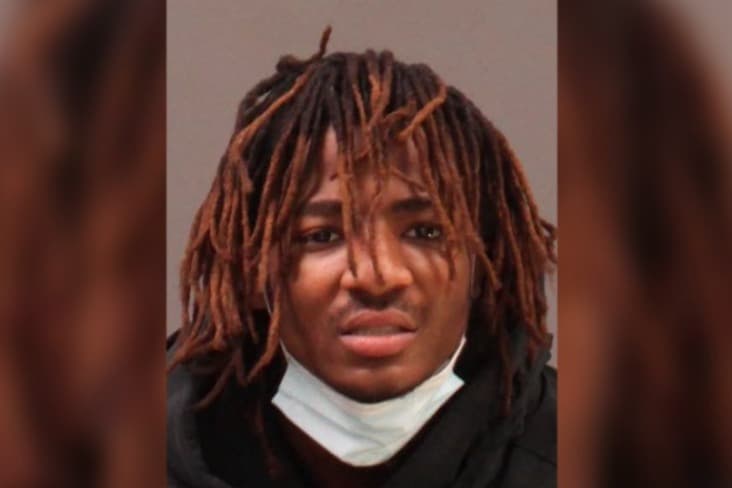 El enmascarado fue identificado como Zymire Hughes, de 22 años, quien continúa prófugo y tiene una orden de arresto activa.