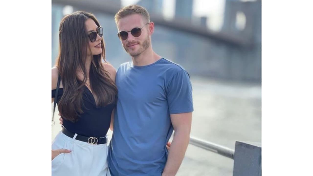 Andrea Meza y su novio