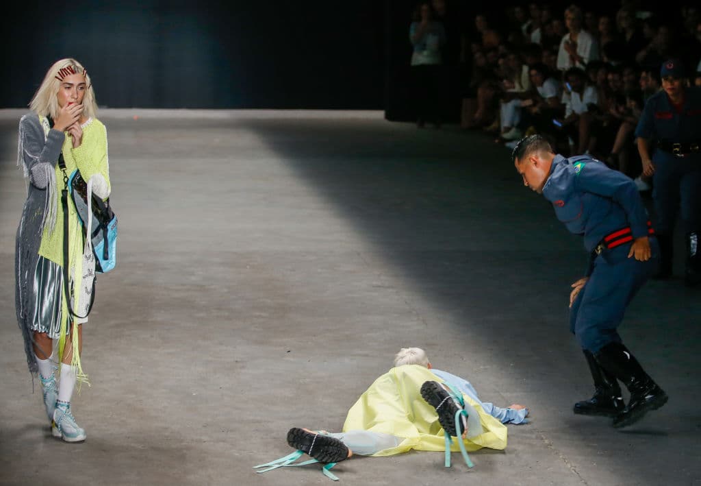 El brasileño se desmayó mientras desfilaba. Poco después se confirmó su muerte en un hospital cercano. Había alcanzado a trabajar con grandes marcas, como Calvin Klein y Adidas.