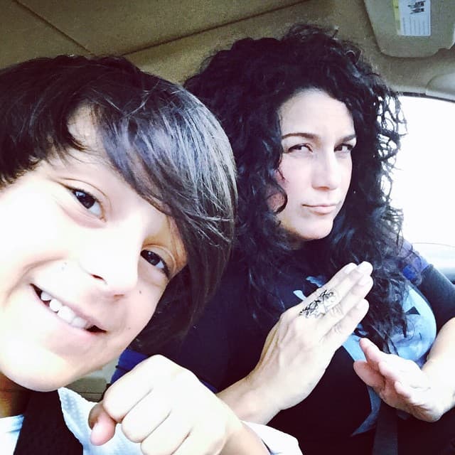 El joven nació como Hanna. El 22 de abril de 2016, la cantante anunció al mundo la
<b><a href="https://www.univision.com/famosos/he-hecho-lo-que-he-podido-ha-sido-bastante-karina-pronto-dejara-de-acompanar-a-su-hijo-en-su-transformacion-fotos" target="_blank">transición de género de su hija a hijo. </a></b>
<br>