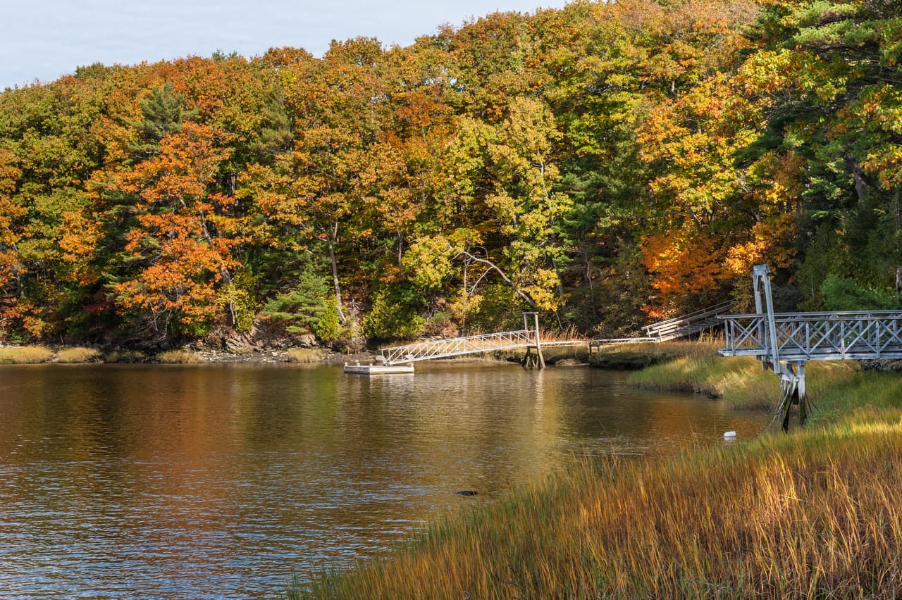 <b>Maine: Bath. Población: 8,334. Ingreso promedio de un hogar: $42,275. </b>Esta ciudad cuenta con una planta de construcción naval operada por el gigante de defensa General Dynamics, lo que convierte al a su mercado laboral relativamente fuerte. El desempleo anual se ubica en 3.2%, muy por debajo de la tasa nacional de 4.4%.
<br>