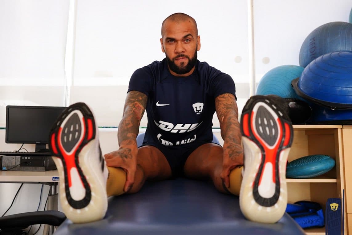 Dani Alves presentó sus pruebas físicas y médicas antes de firmar su contrato con Pumas.