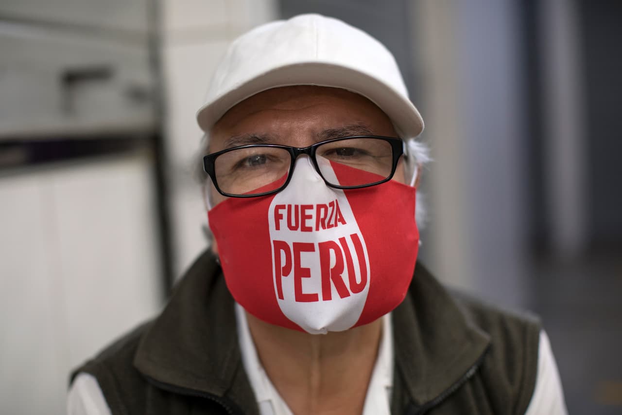 Un hombre en Lima, Perú , lleva un tapabocas con la bandera de su país.