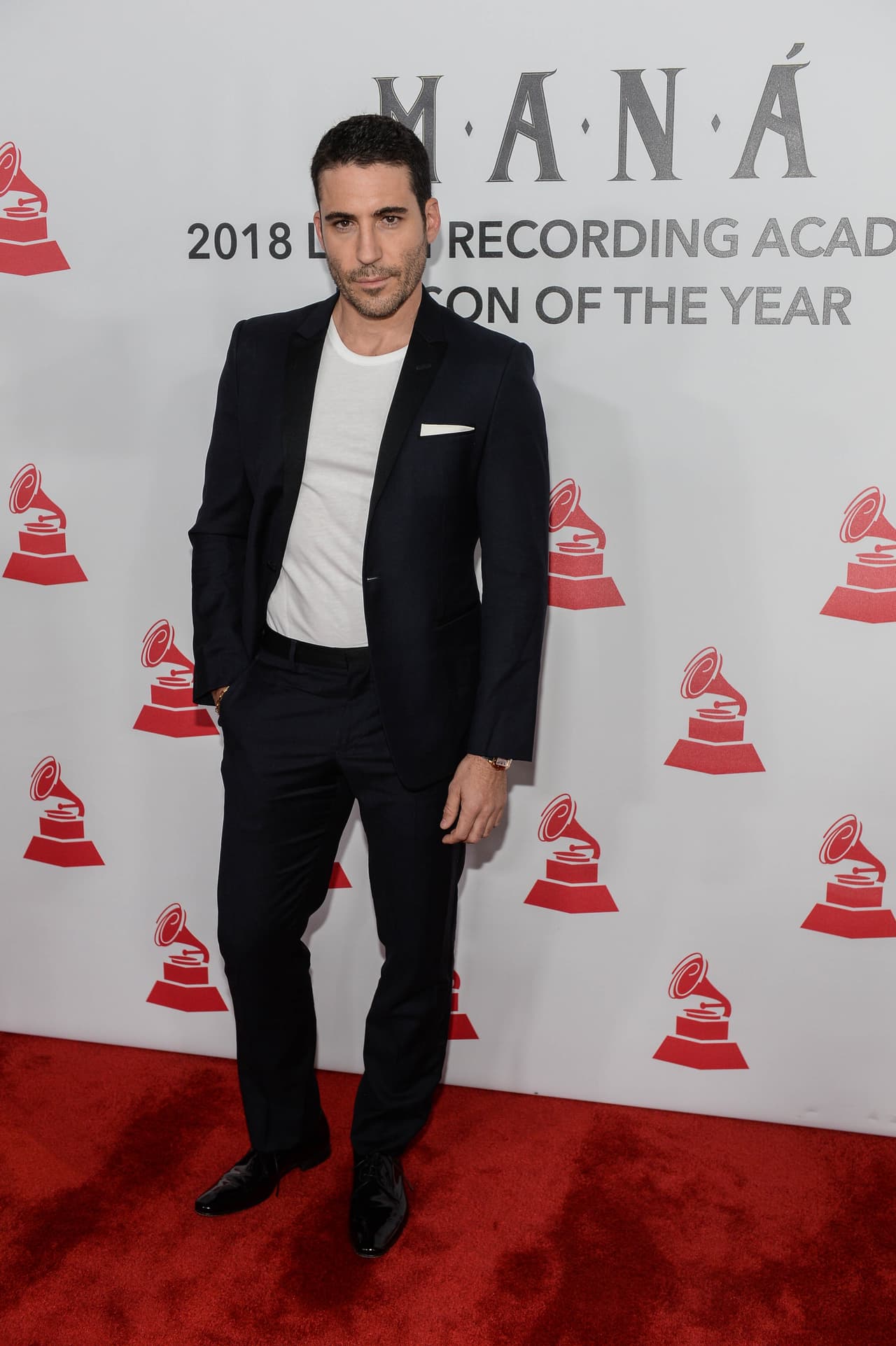 El actor español Miguel Ángel Silvestre, uno de los últimos en pasar por la alfombra roja.
