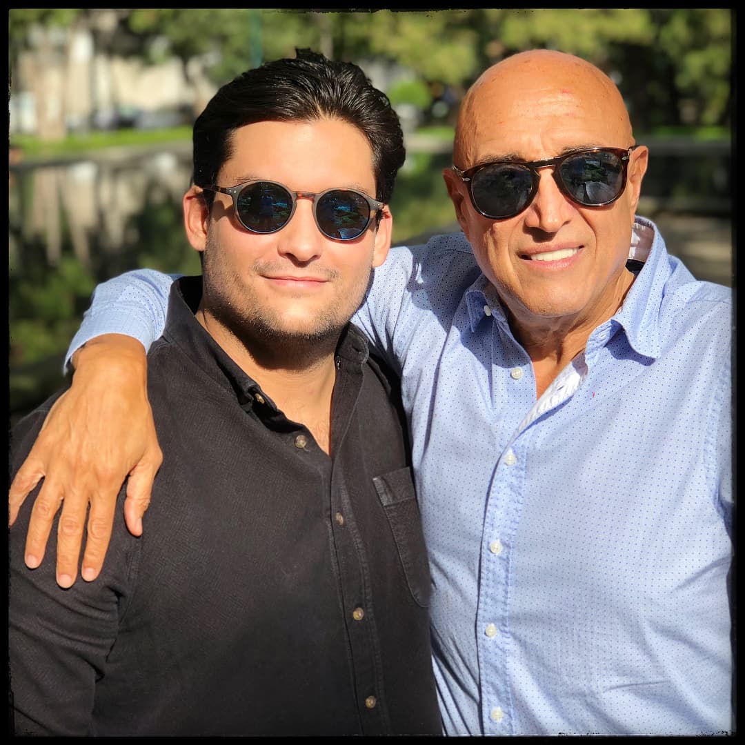 "Pero a mí me gustó mucho estar detrás de la cámara, de saber una narrativa", dijo en una entrevista para
<a href="https://peopleenespanol.com/article/conoce-al-hijo-de-lucia-mendez/" target="_blank">People en Español</a>, en la que confesó: "Me siento mejor como director".