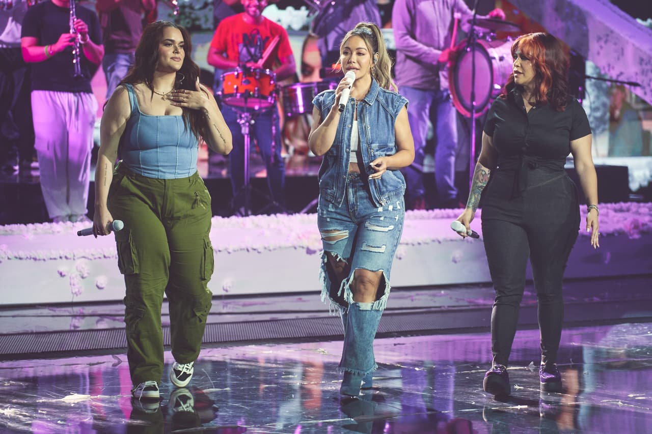 Jenny seguro estaría orgullosa de ver a sus hijas juntas en un escenario nuevamente.
<br>