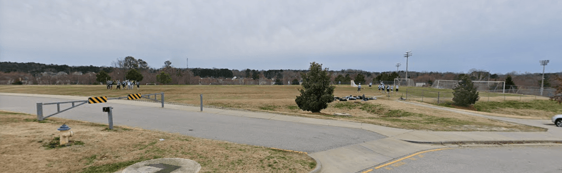 Los campos deportivos de Wake Forest reabrieron al público desde el 8 de junio; sin embargo, no más de 25 personas puede reunirse y deben practicar el distanciamiento social. Los parques y bebederos de agua continúan cerrados.