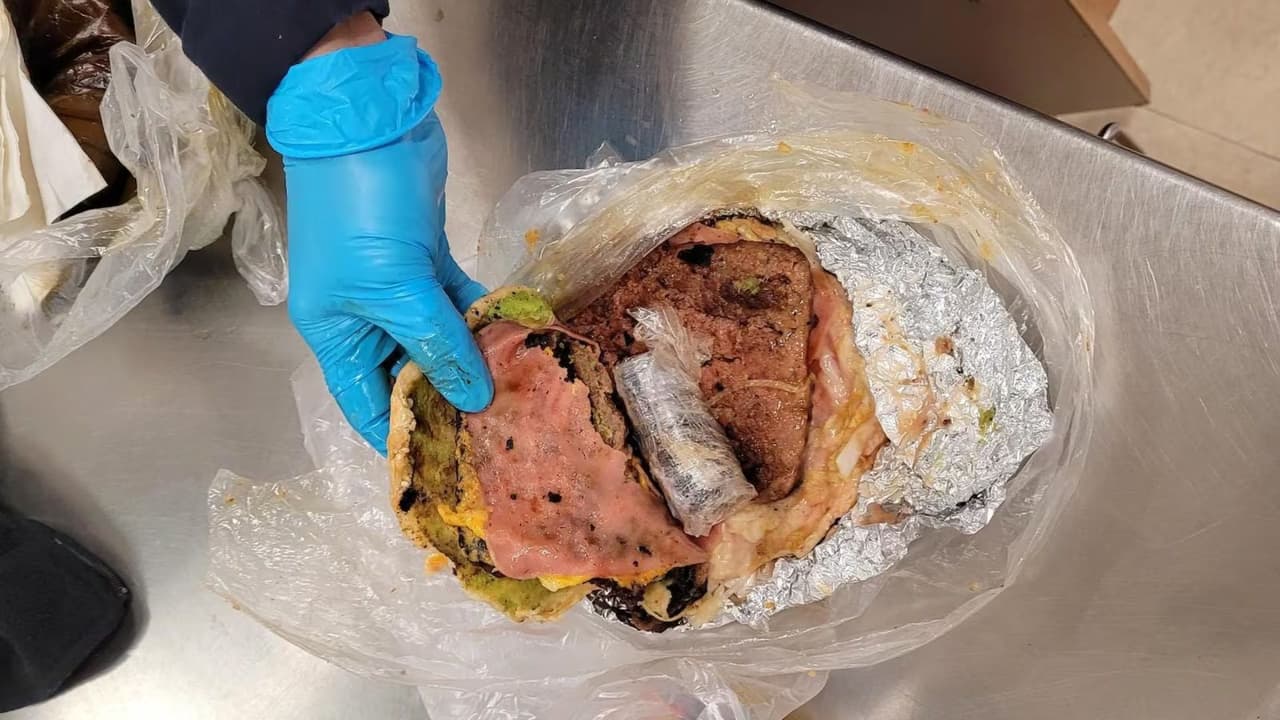 Detectan envoltorio de fentanilo dentro de una hamburguesa en la frontera de El Paso