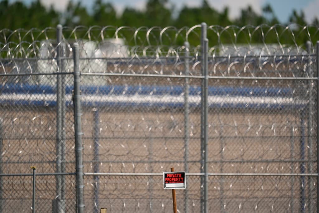 "Es una tortura": más de 70 migrantes retenidos en el centro de detención de Folkston realizan huelga de hambre por condiciones "inhumanas"