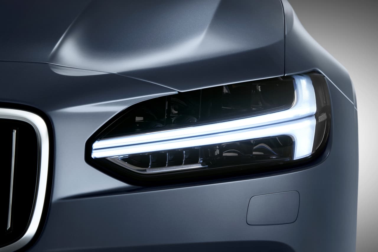 La serena belleza del diseño del Volvo S90 está adornada por una gran cantidad de detalles de diseño que distinguirán a los Volvo del futuro como las luces LED en forma de martillos de Thor.