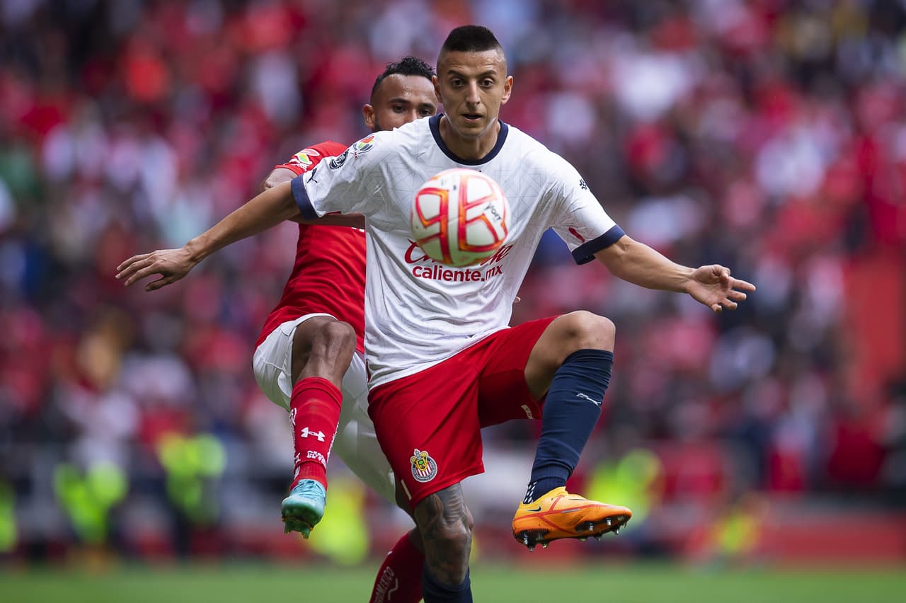 Toluca y las Chivas dividen puntos en un partido con emociones y polémica arbitral.