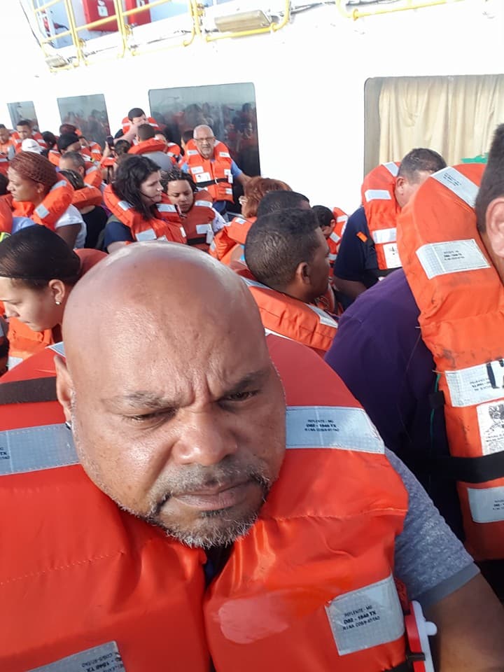 En medio del desalojo del ferry que se incendió la mañana del miércoles rumbo a Puerto Rico, uno de los pasajeros identificado como Anthony Americano compartió varias fotos y pidió oraciones. "Pido oración para todos los que estamos montados en el ferry. Que se está quemando y estamos esperando que vengan o nos monten en los barcos salvavidas. Dios tenga misericordia de nosotros", publicó en su cuenta de Facebook.