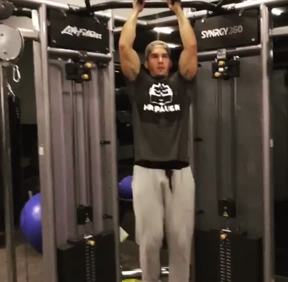 Al famoso cantante también le gusta compartir clips de sus sesiones de ejercicio.