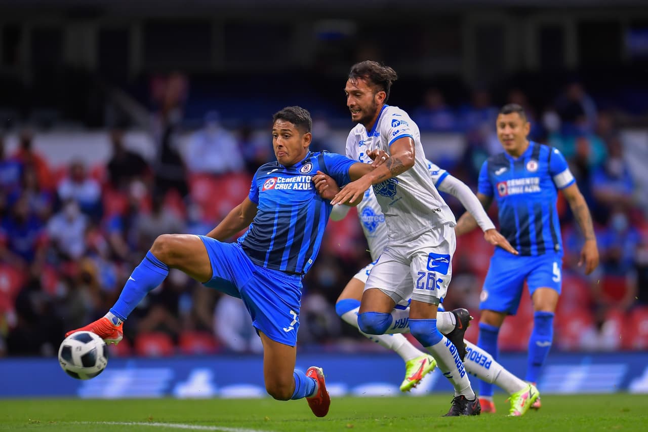 Cruz Azul recuperó la memoria y volvió a ganar ante unos Gallos Blancos que apretaron pero no pudieron hacer más.