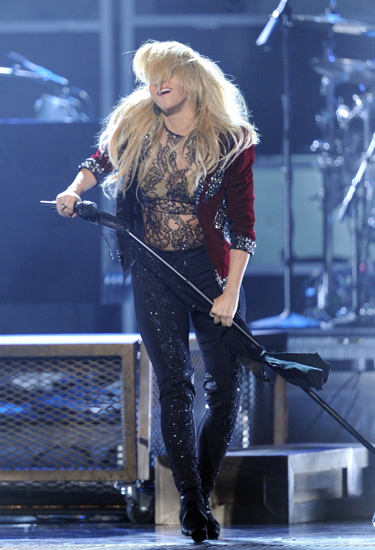 ¡Qué power! Tonos dorados y alborotados van muy bien con esa transparencia.