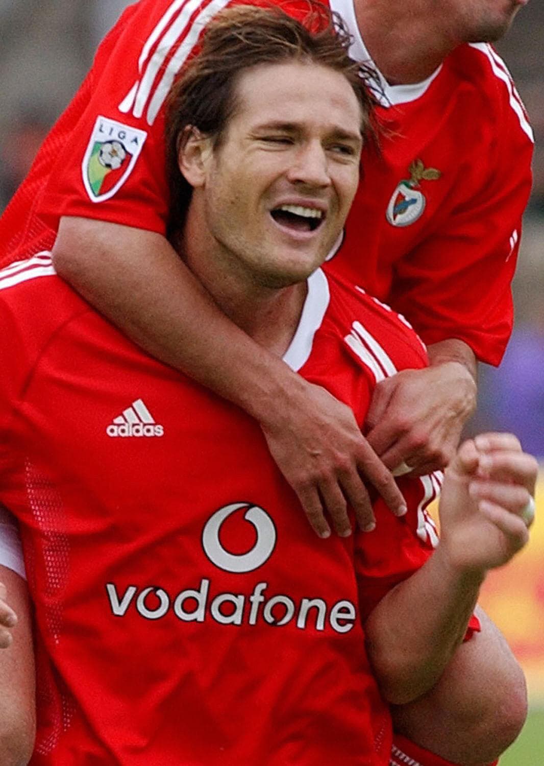 Miklós Fehér, en un partido entre Benfica y Vitoria Guimaraes, se desplomó tras recibir una amonestación del árbitro central. Los exámenes confirmarían que su muerte se debió a un tromboembolismo pulmonar.