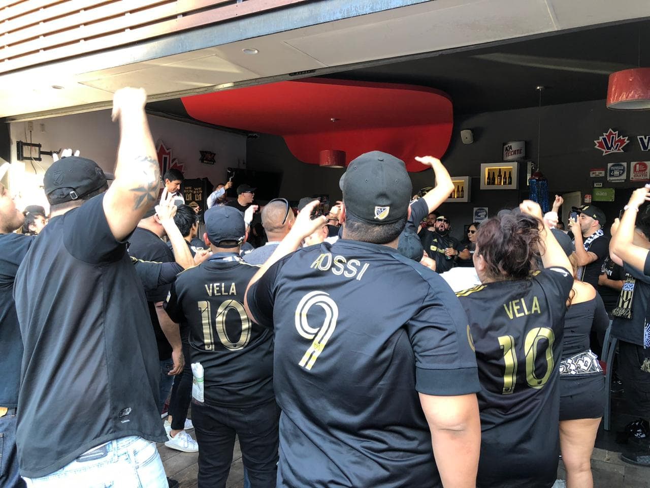 Muy prendida y animada la afición angelina, poniendo el color en León para alentar al LAFC.