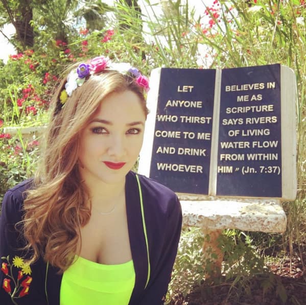 Vemos a una Sherlyn llena de paz y tranquilidad.