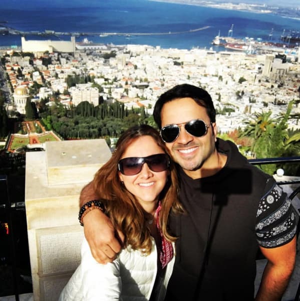 También vimos a Sherlyn con el cantante Luis Fonsi muy sonrientes.