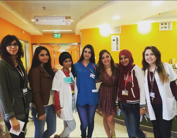 "Les presento a este grupo de princesas, son las voluntarias que trabajan en el hospital..." escribió Sherlyn.