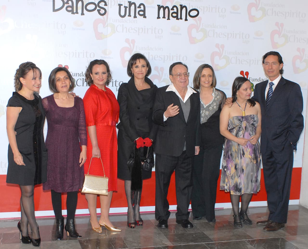 Según las declaraciones de Florinda, Roberto temía que su hijo fuera rechazado: "El hijo del amor de mi vida, pues también
<b>me dolería mucho que fuera subestimado, <a href="https://www.univision.com/shows/despierta-america/florinda-meza-pide-todos-los-dias-que-chespirito-se-comunique-con-ella-video">considerado un bastardo</a></b>. Un hombre que ha tenido un matrimonio atrás y un pasado tan grande, con seis hijos, siempre serás una mujer de segunda", recordó Meza sobre la plática con su esposo.
<br>