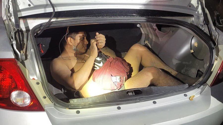 Persecución en Laredo, Texas, culmina con 6 personas detenidas, incluyendo un acusado por tráfico de personas