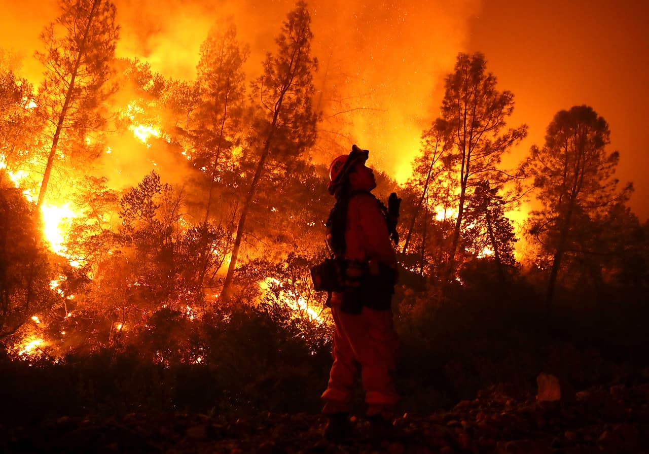 Un bombero monitorea el incendio Mendocino Complex, el más grande de la historia de California.