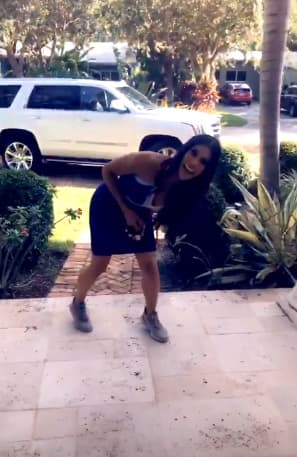 Francisca estaba tan contenta de ver a su amiga que llegó dando saltos de felicidad a su casa.