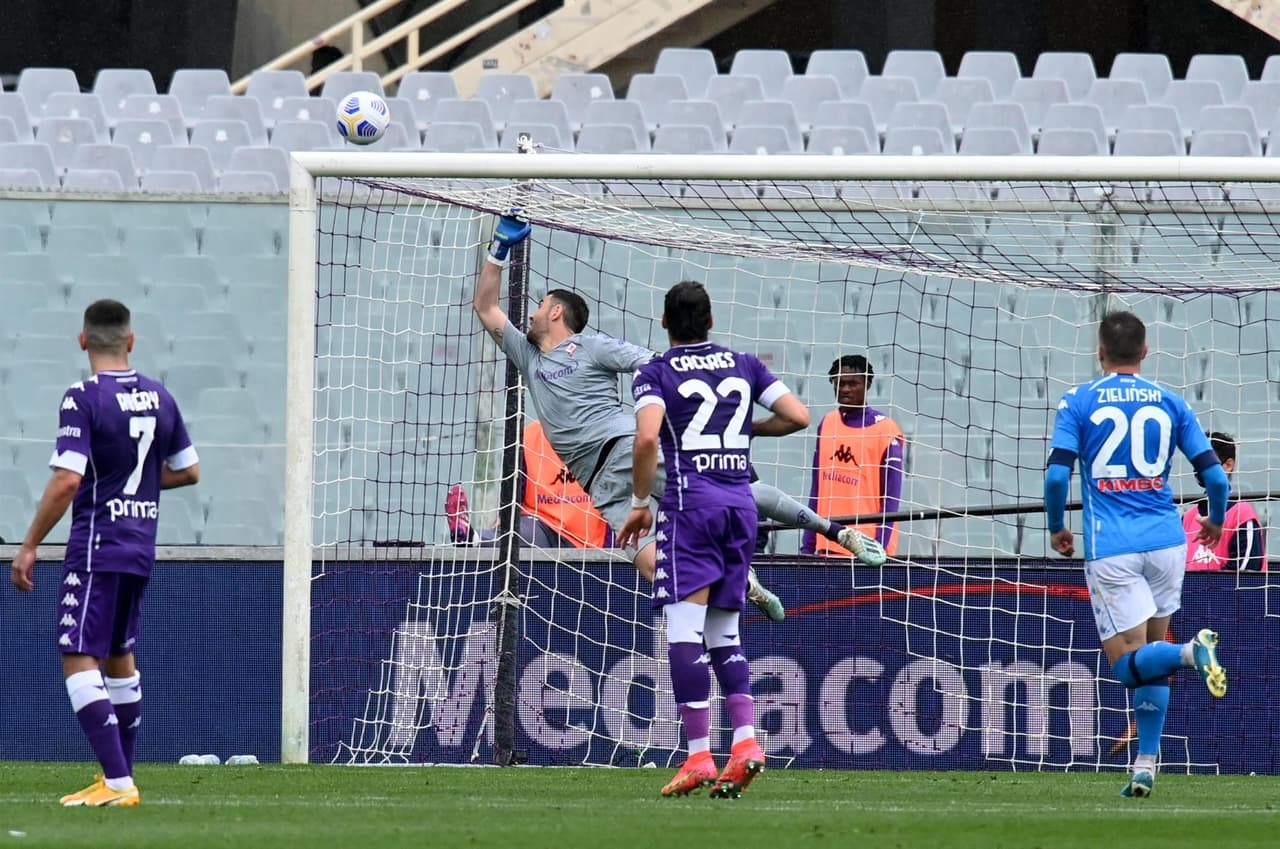 Napoli se impone a la Fiorentina en su visita con un marcador de 2-0, durante la Jornada 37 en la Serie A. Las anotaciones fueron por parte de Lorenzo Insigne al minuto 56 y el segundo tanto fue un autogol de Lorenzo Venutti durante la segunda mitad del encuentro. Hirving Lozano ingresó al campo al minuto 80.
