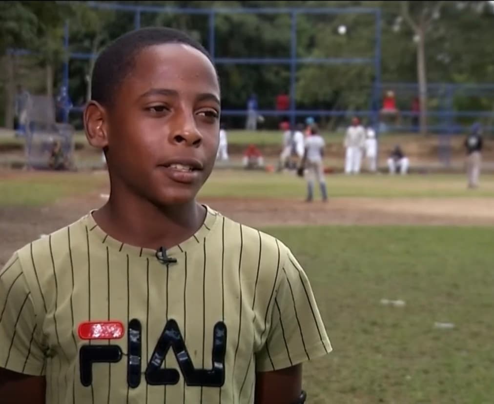 “Mi sueño es ser pelotero y llegar a las Grandes Ligas”, dice fuerte, claro y con los ojos bien abiertos Samuel, que desde que comenzó a jugar
<b>maravilló a propios y extraños con sus cualidades atléticas,</b> pero además con una actitud que muchos creen que será su trampolín para una vida mejor.
<br>