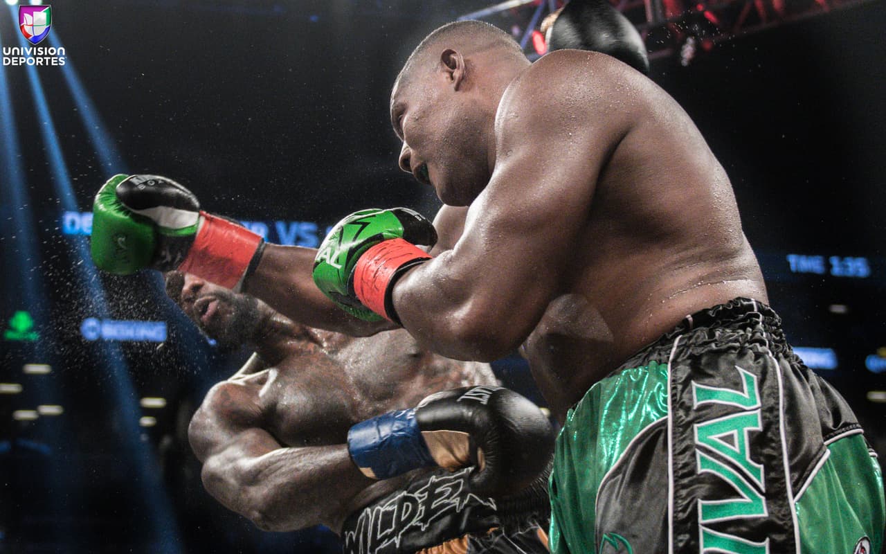 La pelea estelar en el Barclays Center de Brooklyn, una de las más esperadas en la categoría de los pesos completos, sobrepasó las expectativas de los aficionados. Luis Ortiz (28-1, 24 KOs) le complció la noche a Deontay Wilder (40-0, 39 KOs), pero el campeón sacó a relucir en el décimo round el poder que tiene en los nudillos para mandar al cubano a la lona en dos ocasiones y sellar la victoria.