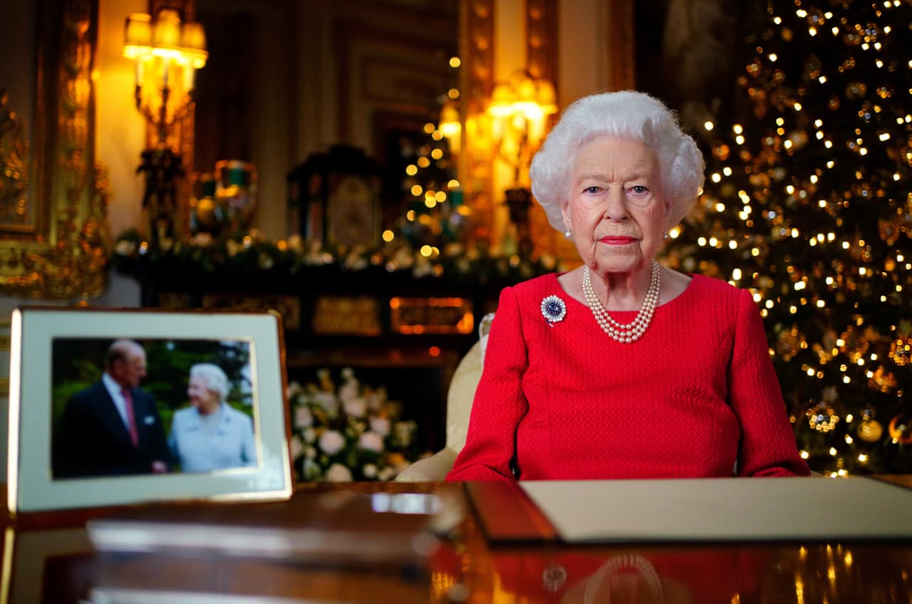 La reina Isabel II durante su mensaje navideño, el pasado 23 de diciembre de 2021. La monarca envía ese mensaje todos los años a sus súbditos dentro de Reino Unido y los ciudadanos de la Mancomunidad de Naciones, de la que ella es la jefa protocolar.