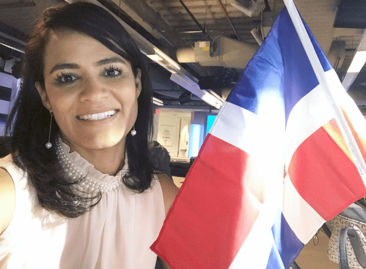 Decir que Esperanza Ceballos es una embajadora de República Dominicana en la TV, no es exageración: lo mismo con famosos que con compañeros de trabajo, en lugares remotos o en su vecindario,
<b>siempre está hablando de su país. </b>