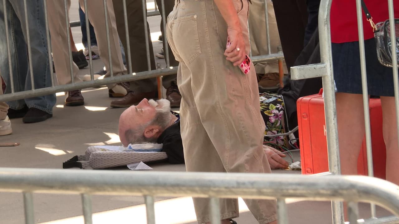 N+Univision Arizona pudo constatar que, entre los asistentes, al menos
<b>dos personas sufrieron desmayos</b>.