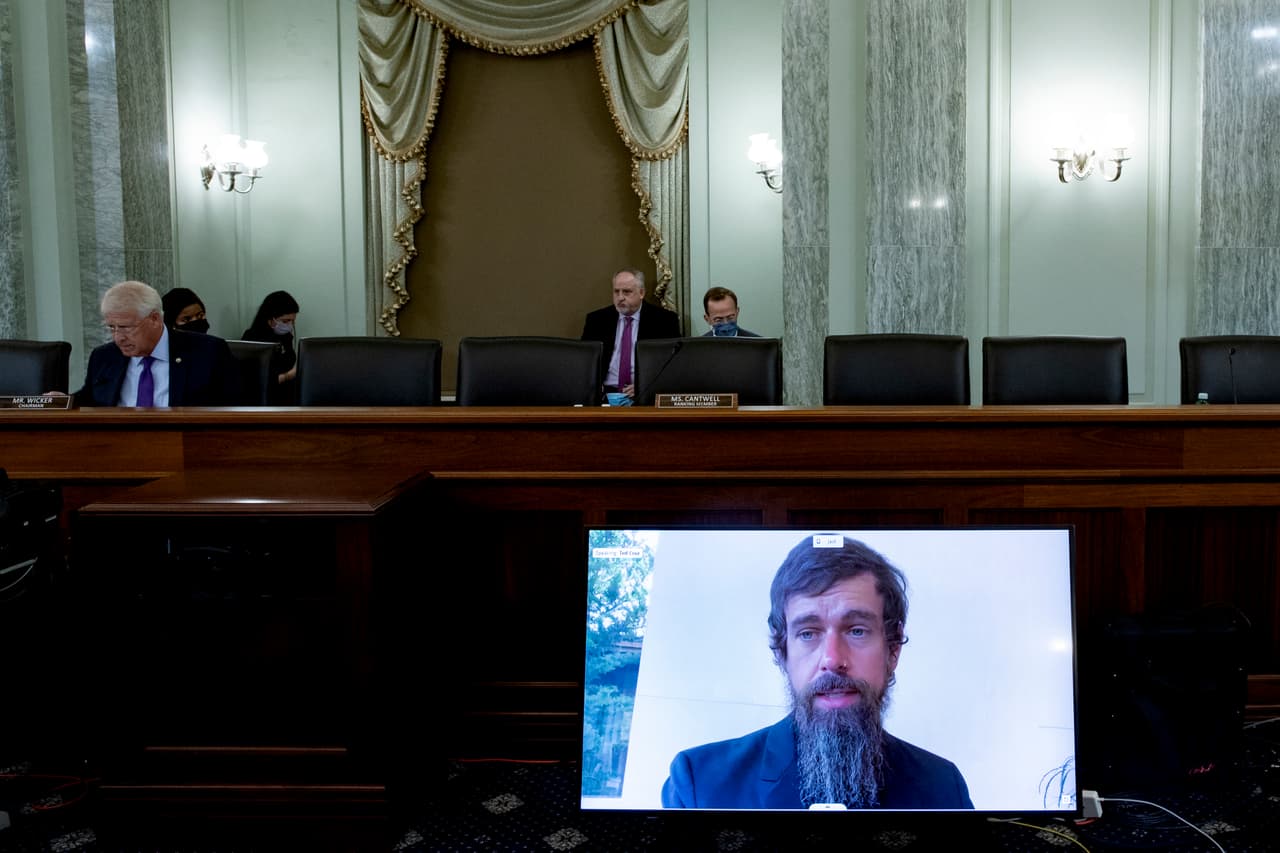 El presidente de la comisión de comercio del Senado, el republicano Roger Wicker (izquierda) escucha mientras el presidente de Twitter, Jack Dorsey, comparece de forma telemática, el 28 de octubre del 2020 en el Congreso.
