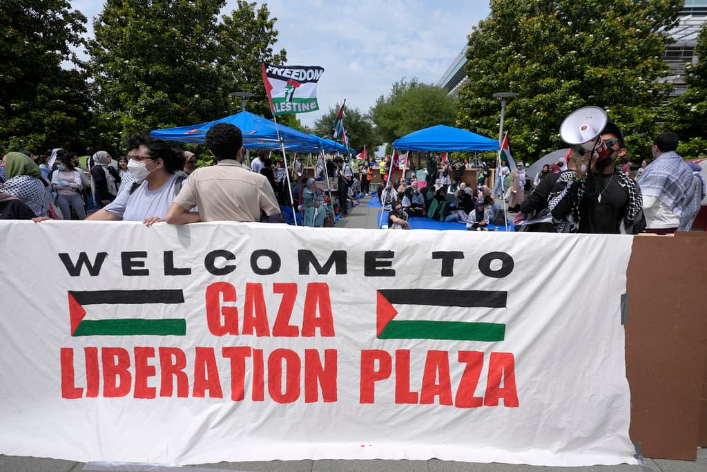 En días pasados, las manifestaciones contra lo que llaman el "genocidio" del pueblo palestino por parte de Israel,
<b>se han multiplicado en las universidades</b> de
<b>Estados Unidos</b>. Se reportaron disturbios en
<b><a href="https://www.univision.com/local/nueva-york-wxtv/arretos-universidad-columbia-policia-nueva-york" target="_blank">Nueva York</a></b>,
<b><a href="https://www.univision.com/local/los-angeles-kmex/protestas-pro-palestinas-ucla-conflicto-israel-palestina-intervencion-policial" target="_blank">Los Ángeles</a></b> y recién en Dallas.