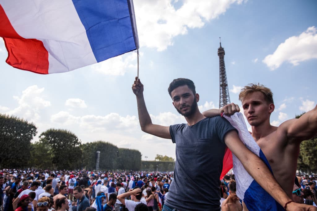 En las calles de París se vive la celebración de los fanáticos por la conquista del título mundial de fútbol por parte de la selección de Francia.