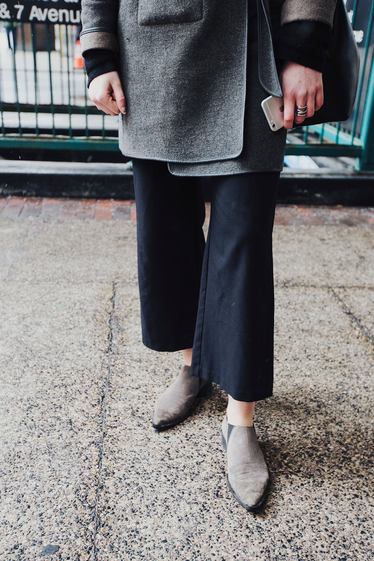 No solo con pantalones pitillo va bien esta tendencia, a los pantalones de bota ancha les funciona muy bien. Lo importante es que quede un espacio visible - por donde el frío pueda colarse- entre el zapato y el pantalón.