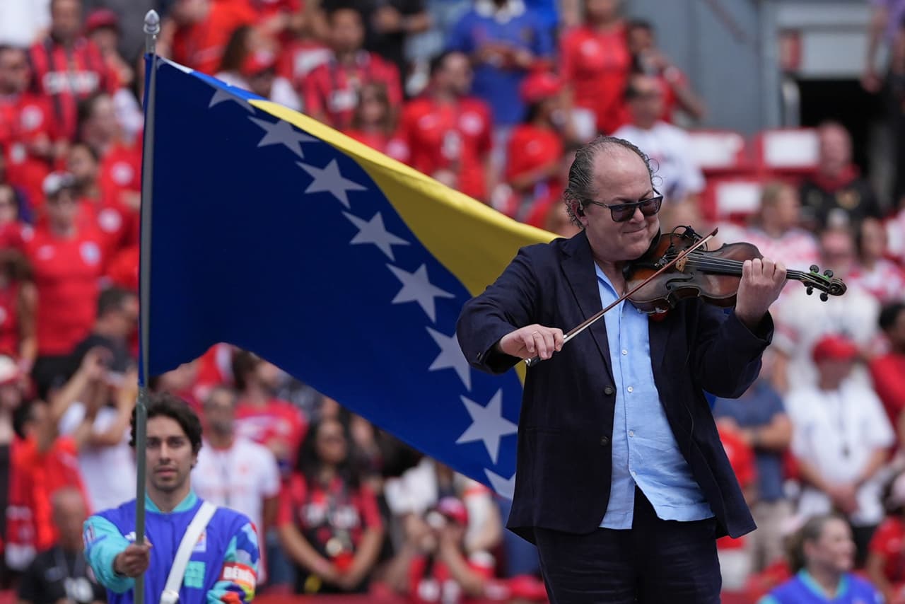 Aleksandar Gajić interpreta el himno nacional bosnio durante el partido de fútbol del Grupo B de la Copa Mundial entre Canadá y Bosnia en Toronto, el viernes 12 de junio de 2026. (Foto AP/Stephanie Scarbrough)