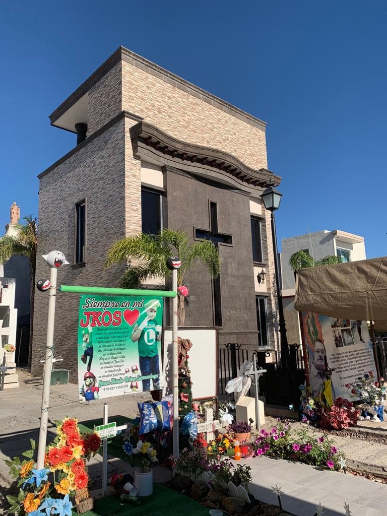 Recorrer el cementerio de Sinaloa es enfrentarse con un escenario de contrastes, donde las humildes tumbas son solapadas por majestuosas y modernas construcciones que distan mucho de ser un panteón.