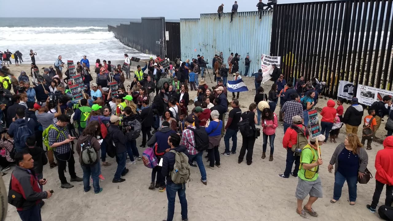 "Hemos estado esperando tanto tiempo que realmente no importa si es hoy, mañana o cuando nos dejan pasar", dijo Irineo Mujica, director de Pueblo Sin Fronteras, un grupo de defensa que organizó la caravana desde su punto de partida en el sur de México hace un mes.